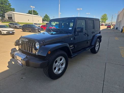 Used 2015 Jeep Wrangler Unlimited Sahara AWD/4WD image 4