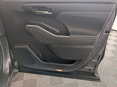Used 2023 Toyota Highlander XLE image 35