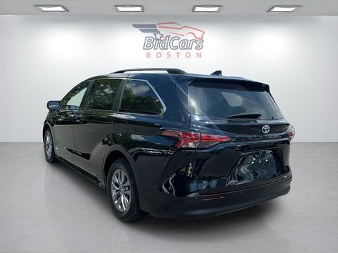 Used 2021 Toyota Sienna XLE w/ XLE Plus Package FWD image 6