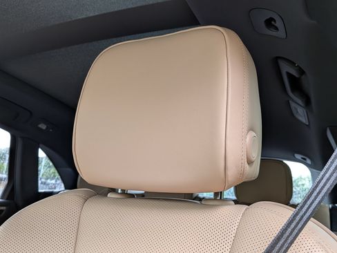 Certified 2023 Porsche Macan AWD/4WD image 6