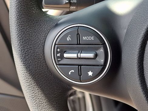 Used 2025 Kia Soul LX w/ LX Technology Package FWD image 19