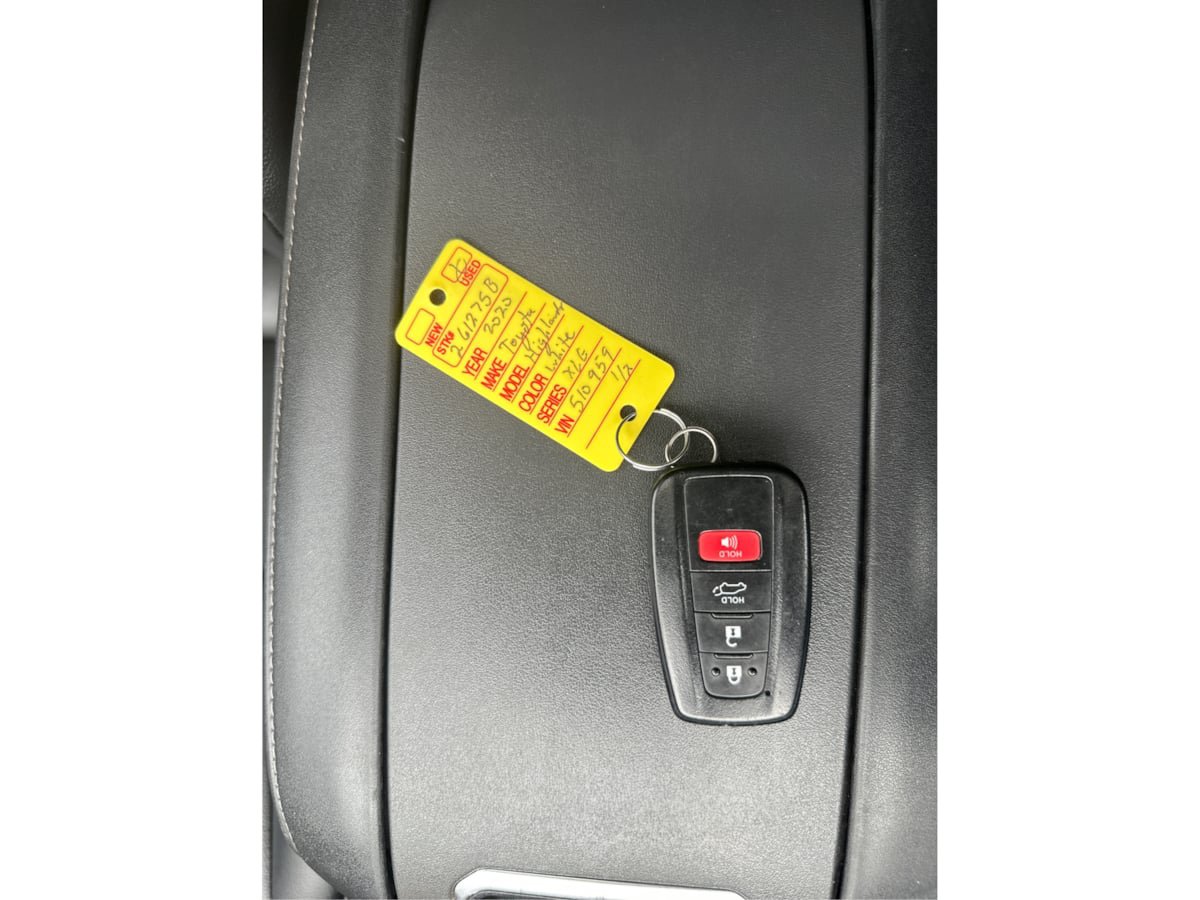 Used 2020 Toyota Highlander XLE AWD/4WD image 28