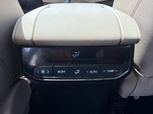 Used 2023 Toyota Highlander XLE AWD/4WD image 18