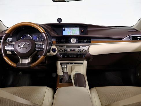 Used 2018 Lexus ES 300h w/ Luxury Package image 28