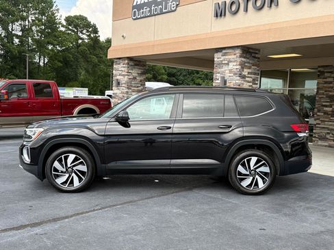 Used 2024 Volkswagen Atlas SE w/ Panoramic Sunroof Package FWD image 2