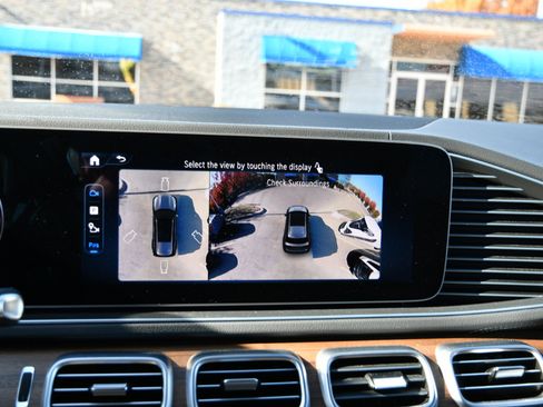 Used 2025 Mercedes-Benz GLS 450 4MATIC image 36