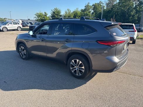 Used 2021 Toyota Highlander XLE FWD image 9