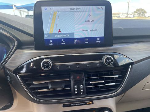 Used 2020 Ford Escape Titanium image 19