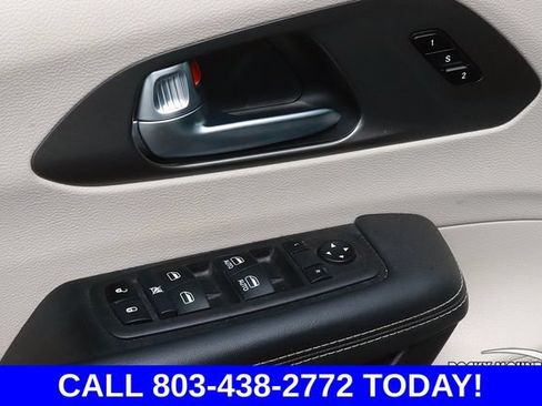 Used 2024 Chrysler Pacifica Touring-L FWD image 11