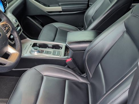 Used 2021 Ford Explorer XLT w/ Equipment Group 202A image 7