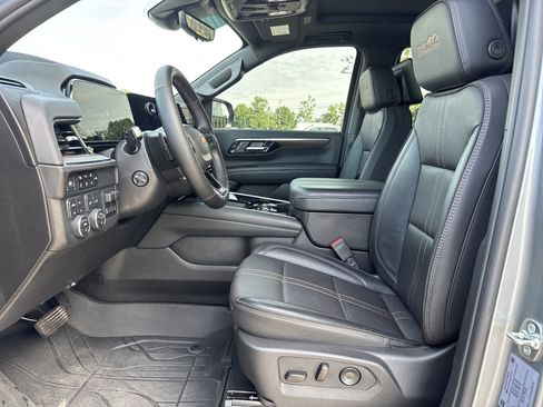 Used 2025 Chevrolet Tahoe High Country AWD/4WD image 16