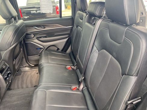 Used 2022 Jeep Grand Cherokee Overland AWD/4WD image 16