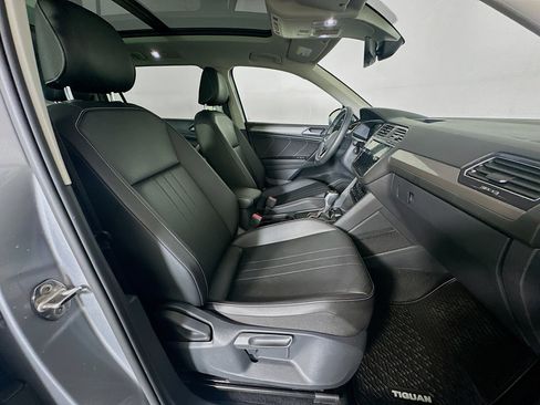 Used 2022 Volkswagen Tiguan SE w/ Panoramic Sunroof Package image 31