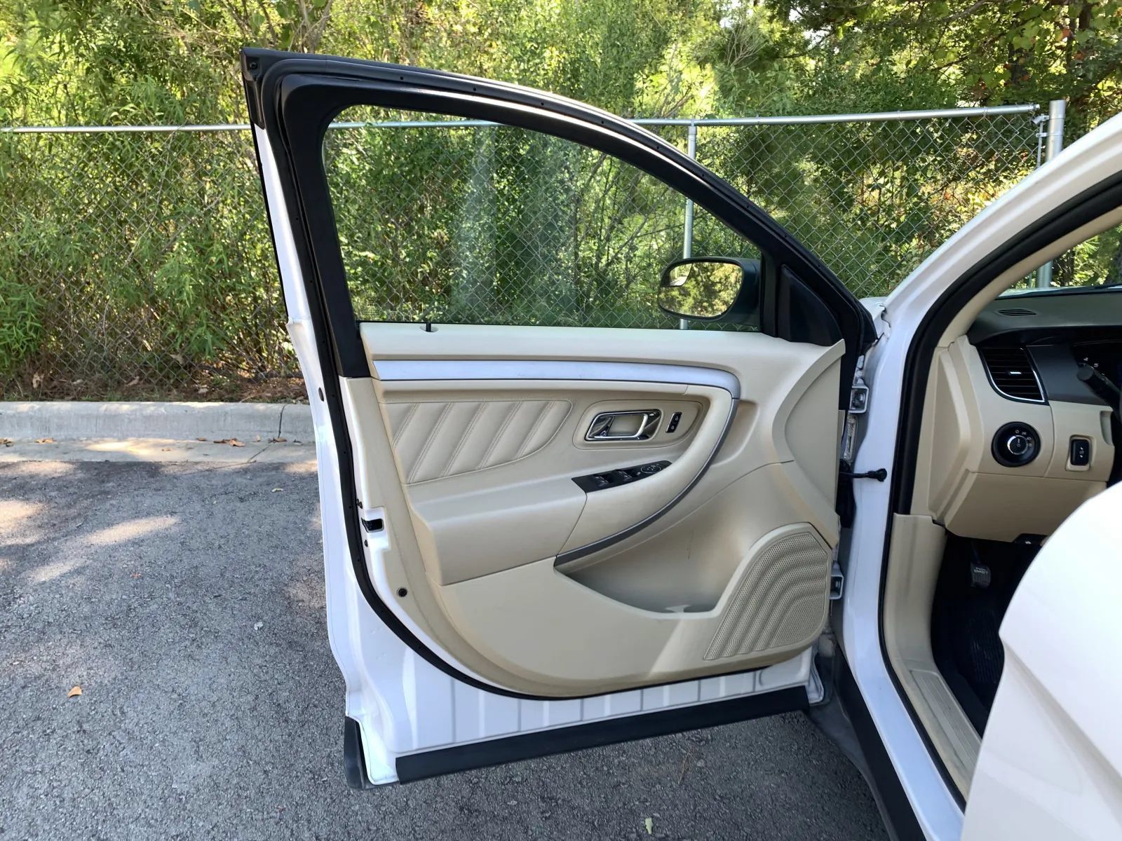 Used 2019 Ford Taurus SE FWD image 23