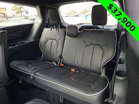 Used 2025 Chrysler Pacifica Premium image 11