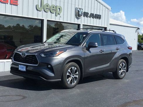Used 2022 Toyota Highlander XLE AWD/4WD image 7