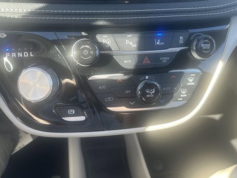 Used 2021 Chrysler Pacifica Touring-L image 32