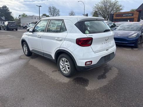 Used 2022 Hyundai Venue SE image 3