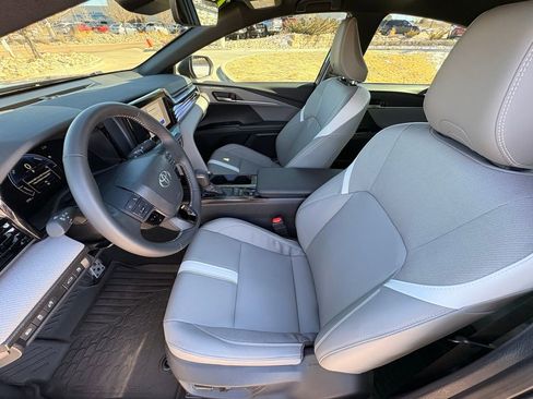 Used 2025 Toyota Camry SE w/ Convenience Package image 12