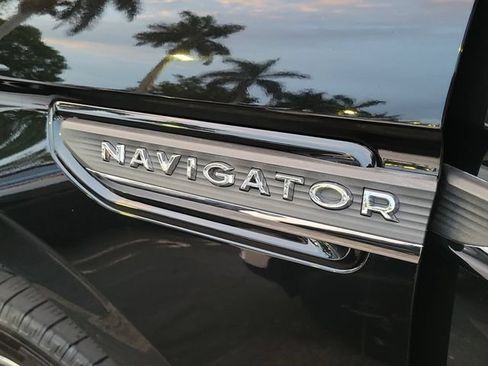 Used 2024 Lincoln Navigator Premiere AWD/4WD image 6