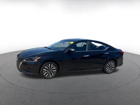 Used 2025 Nissan Altima 2.5 SV FWD image 8