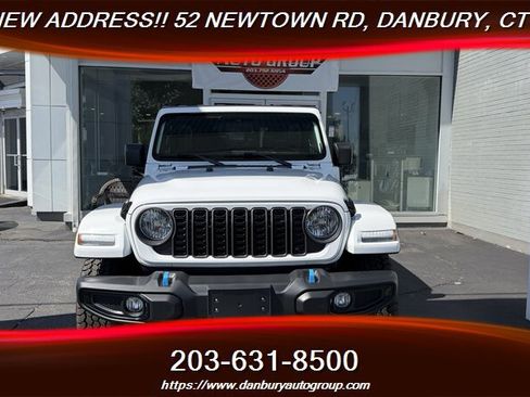 Used 2024 Jeep Wrangler Unlimited w/ Convenience Group AWD/4WD image 8