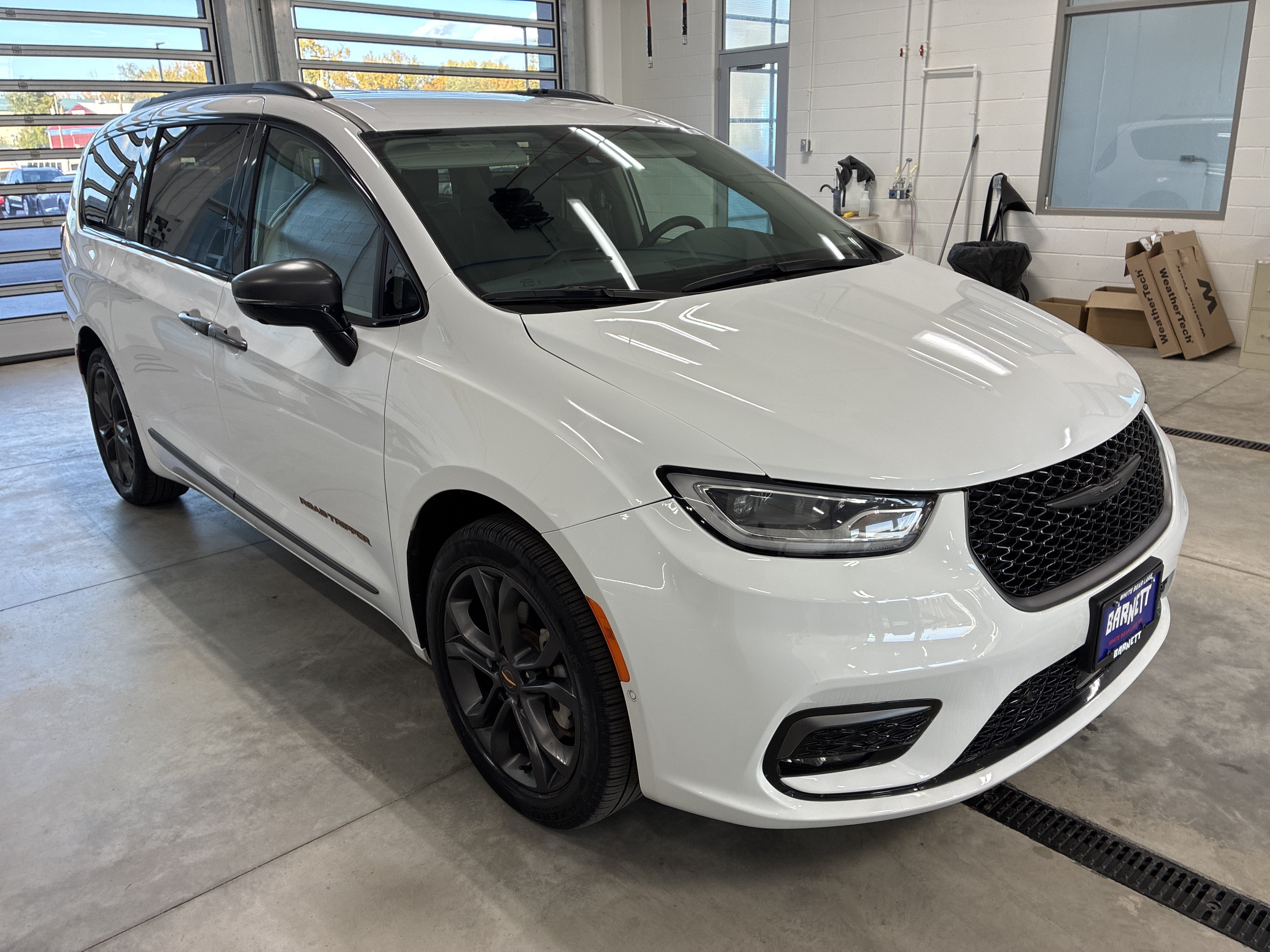 Certified 2024 Chrysler Pacifica Touring-L w/ Uconnect Theater Family Group AWD/4WD image 4