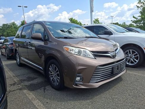 Used 2020 Toyota Sienna XLE FWD image 3