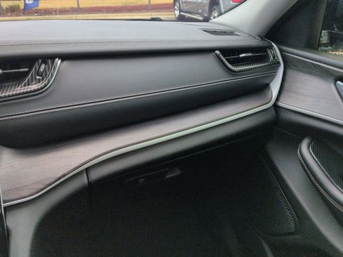 Used 2023 Jeep Grand Cherokee Limited image 16