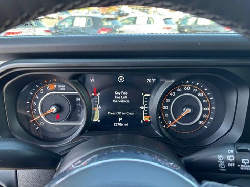 Used 2025 Jeep Wrangler Unlimited Sahara AWD/4WD image 40