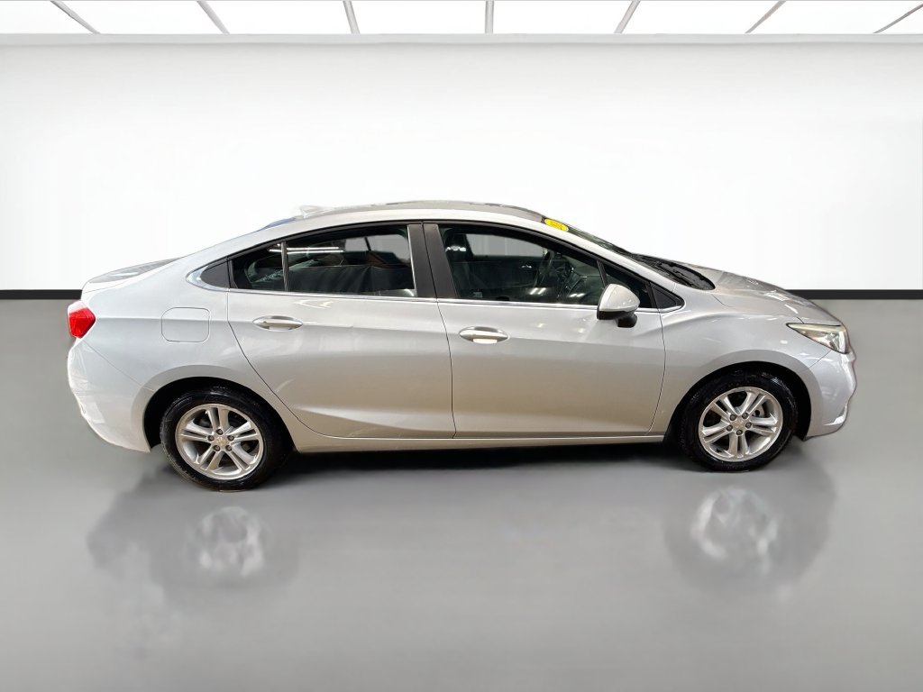 Used 2018 Chevrolet Cruze LT w/ Convenience Package FWD image 4