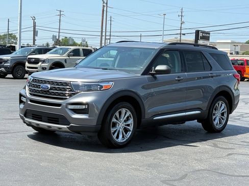 Used 2022 Ford Explorer XLT w/ Equipment Group 202A AWD/4WD image 8