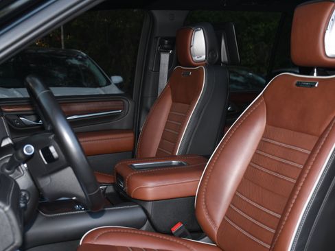 Used 2023 GMC Yukon Denali Ultimate image 12