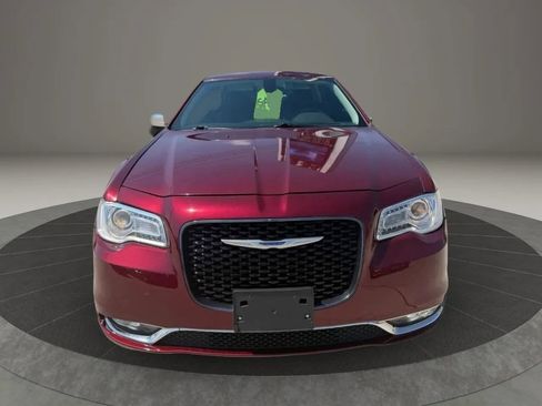 Used 2019 Chrysler 300 Limited RWD image 2