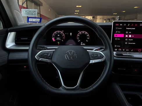Used 2026 Volkswagen Tiguan SE FWD image 35