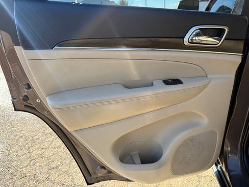 Used 2017 Jeep Grand Cherokee Limited image 36