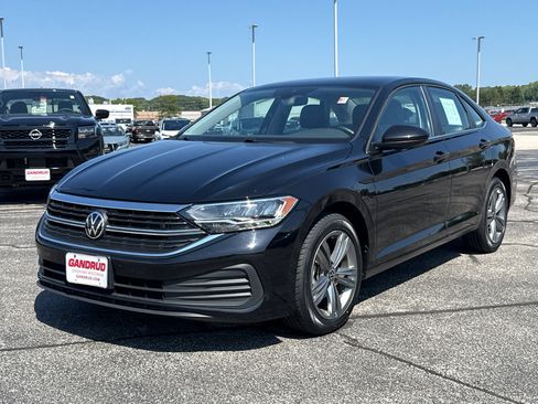 Used 2024 Volkswagen Jetta SE FWD image 2