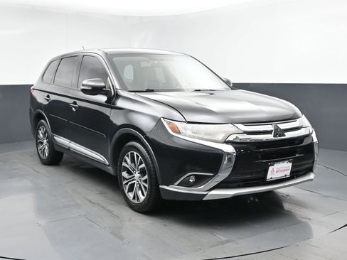 Used 2016 Mitsubishi Outlander SE image 2