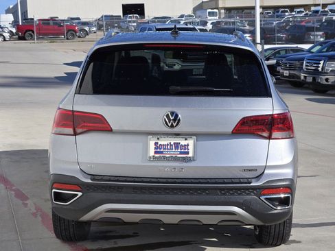 Used 2024 Volkswagen Taos SE AWD/4WD image 5