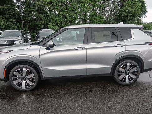New 2025 Mitsubishi Outlander AWD image 3