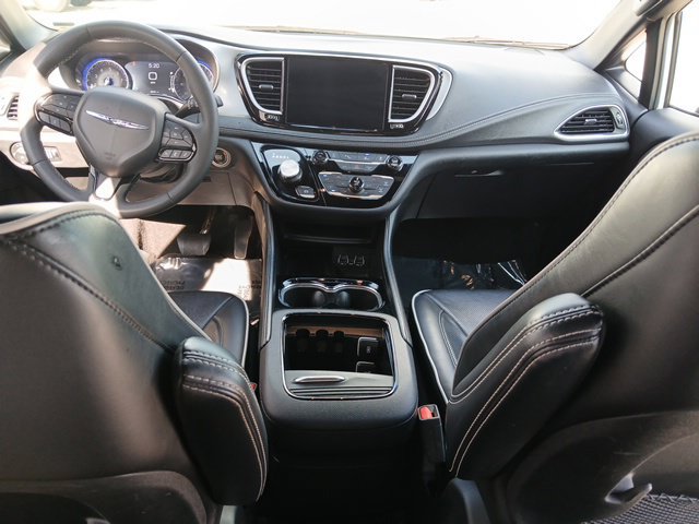 Used 2025 Chrysler Pacifica Limited FWD image 17