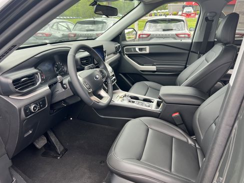 Used 2024 Ford Explorer XLT w/ Equipment Group 202A image 9