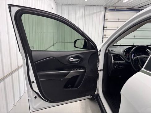 Used 2019 Jeep Cherokee Latitude w/ Comfort & Convenience Group AWD/4WD image 14