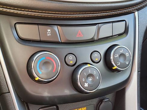 Used 2019 Chevrolet Trax LS AWD/4WD image 17