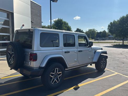 Used 2024 Jeep Wrangler Unlimited Sahara w/ Technology Group AWD/4WD image 3