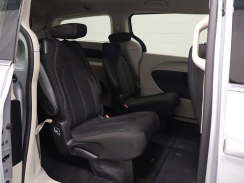 Used 2023 Chrysler Voyager LX image 16