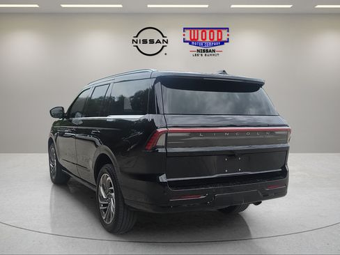 Used 2025 Lincoln Navigator Reserve AWD/4WD image 4