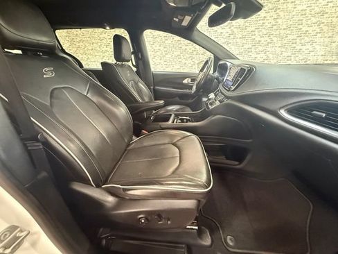 Used 2022 Chrysler Pacifica Limited w/ Uconnect Theater Family Group FWD image 12