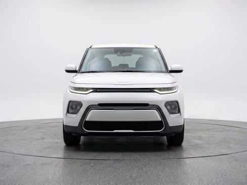 Used 2025 Kia Soul LX w/ LX Technology Package FWD image 2