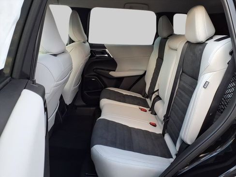 New 2025 Mitsubishi Outlander SE image 13